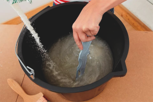 Как да разреждате лепило за нетъкан тапет