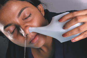 Comment se rincer le nez avec une solution saline