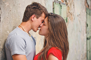 Как да намекнете на човек за целувка