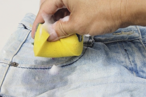 Как да премахнете мазно петно ​​по дънки