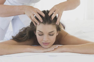 Massaggio alla testa per la crescita e il rafforzamento dei capelli