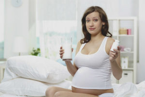 Els remeis populars per a cremades d’estómac durant l’embaràs
