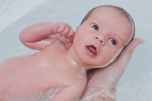 В коя вода да се къпе новородено бебе