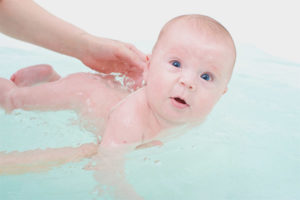 Est-il possible de baigner un enfant avec une toux