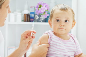 És possible caminar amb un nen després de la vacunació