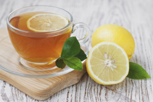I benefici e i danni del tè al limone