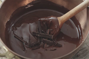 Hvordan lage melk ut av mørk sjokolade